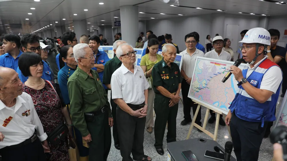 Cán bộ chiến sĩ Điện Biên năm xưa phấn khởi trải nghiệm tuyến metro số 1