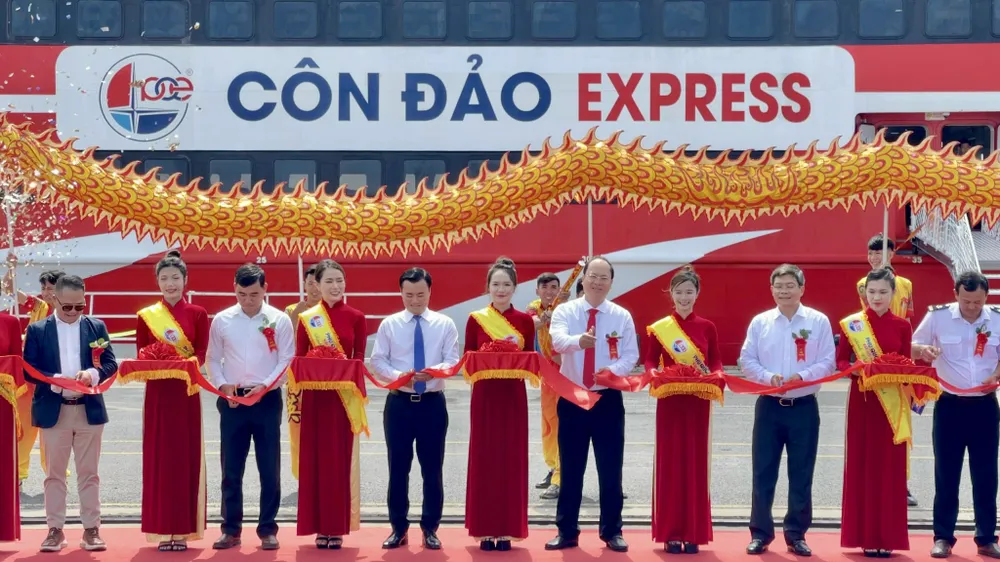 Lãnh đạo TPHCM cắt băng công bố đưa vào hoạt động tuyến tàu cao tốc từ TPHCM đi Côn Đảo và ngược lại. Ảnh: HOÀNG HÙNG