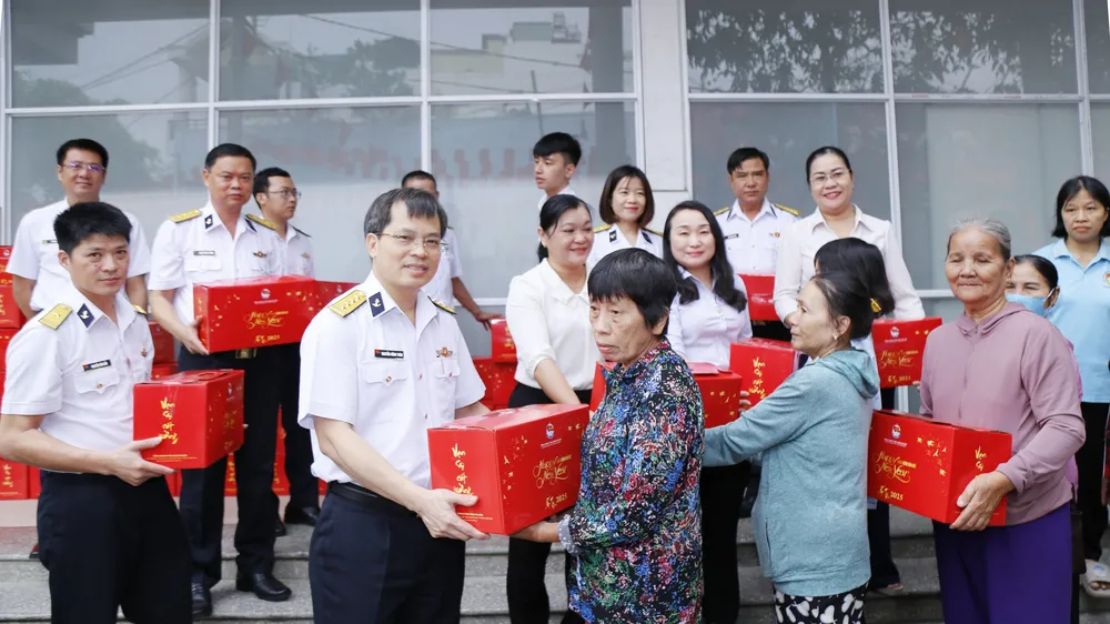 Tân cảng Sài Gòn ủng hộ 1 tỷ đồng Quỹ “Vì người nghèo” TP Thủ Đức
