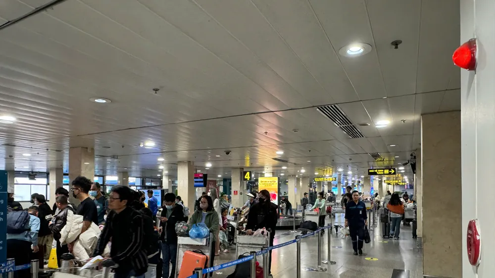 Mùng 7 tết, sân bay Tân Sơn Nhất vẫn chưa "hạ nhiệt"