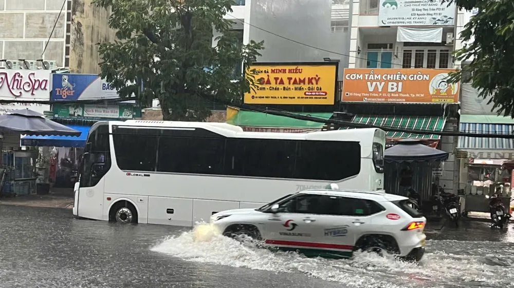 Xử lý dứt điểm 13 tuyến đường ngập do mưa. Ảnh: QUỐC HÙNG