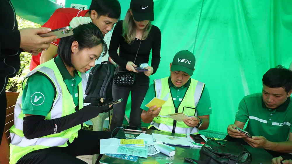 Hàng trăm tài xế đến Trạm thu phí Long Phước nhờ hỗ trợ chuyển đổi tài khoản giao thông