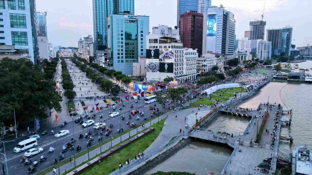 Khu vực dự kiến xây dựng hai cầu đi bộ qua đường Tôn Đức Thắng. Ảnh: QUỐC HÙNG