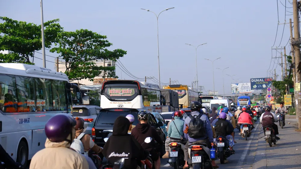 TPHCM tăng cường đảm bảo trật tự an toàn giao thông đợt cao điểm Tết Nguyên đán