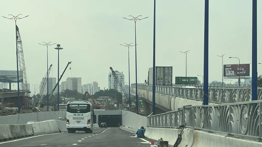 Tài xế lúng túng khi lưu thông qua nút giao thông An Phú