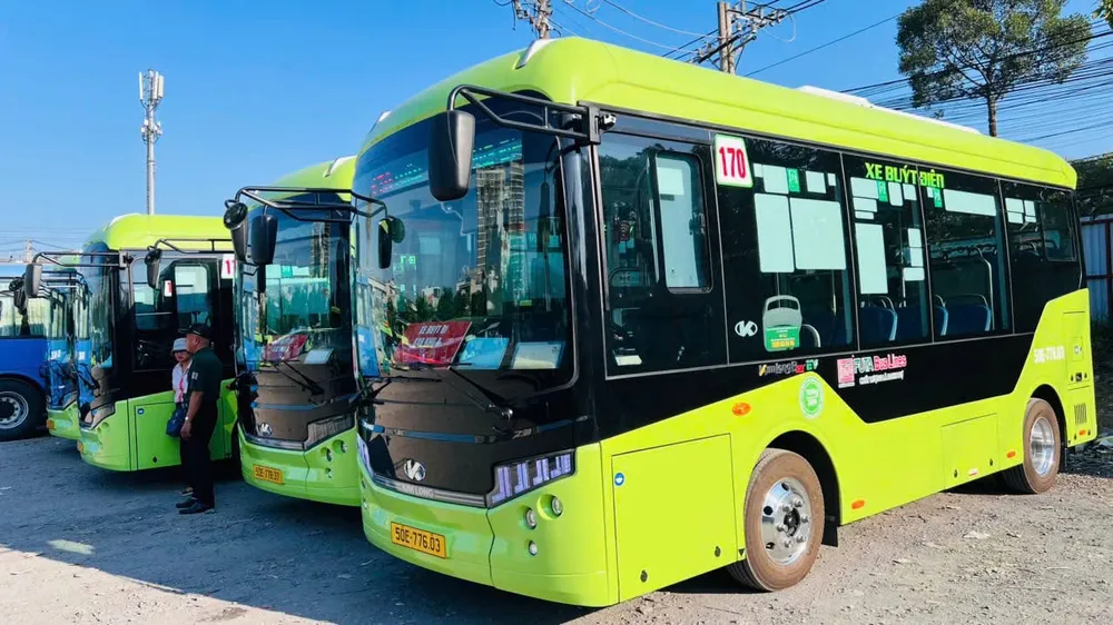 Xe buýt điện tại bến xe buýt Cộng Hòa, phường Tân Bình