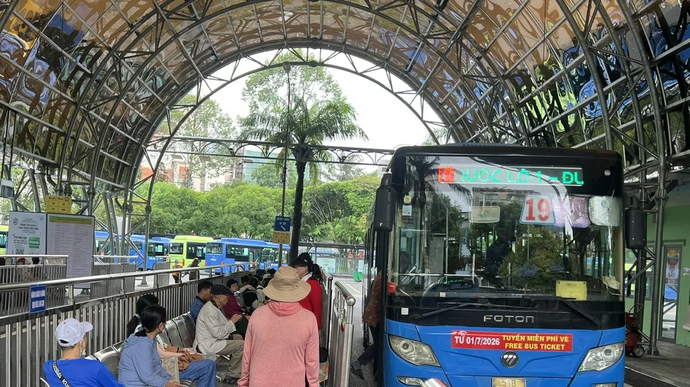 Người dân đi xe buýt điện tại bến xe buýt trung tâm Sài Gòn. Ảnh: QUỐC HÙNG