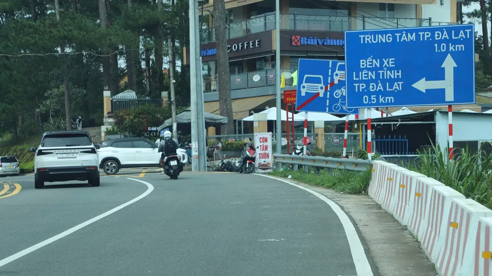 Nhan nhản biển báo giao thông vẫn ghi địa danh cũ