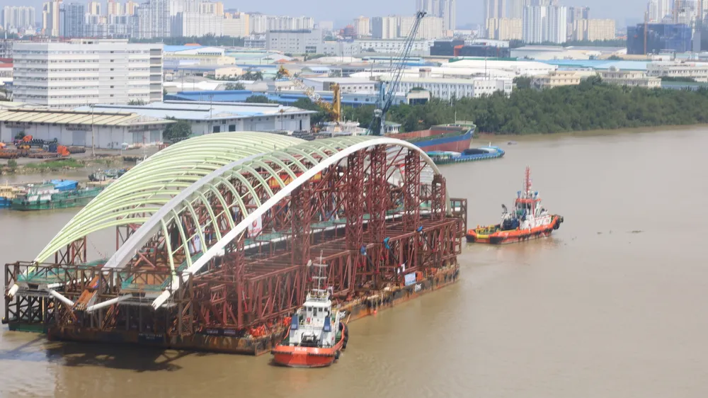 Nhịp chính cầu đi bộ qua sông Sài Gòn về đến Bến Bạch Đằng, sẵn sàng hợp long