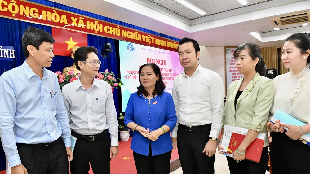 Chủ tịch HĐND TPHCM Nguyễn Thị Lệ trao đổi cùng các đồng chí lãnh đạo quận Tân Bình tại buổi giám sát.Ảnh:VIỆT DŨNG