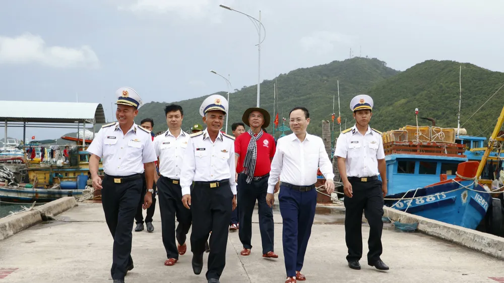 Lãnh đạo TPHCM thăm, tặng quà cán bộ, chiến sĩ và nhân dân đảo Nam Du