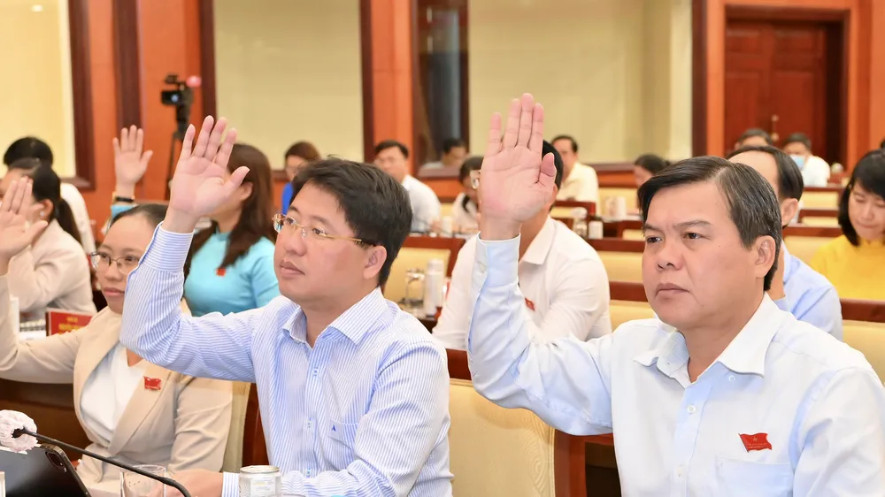 Các đại biểu HĐND TPHCM thông qua Nghị quyết. Ảnh: VIỆT DŨNG