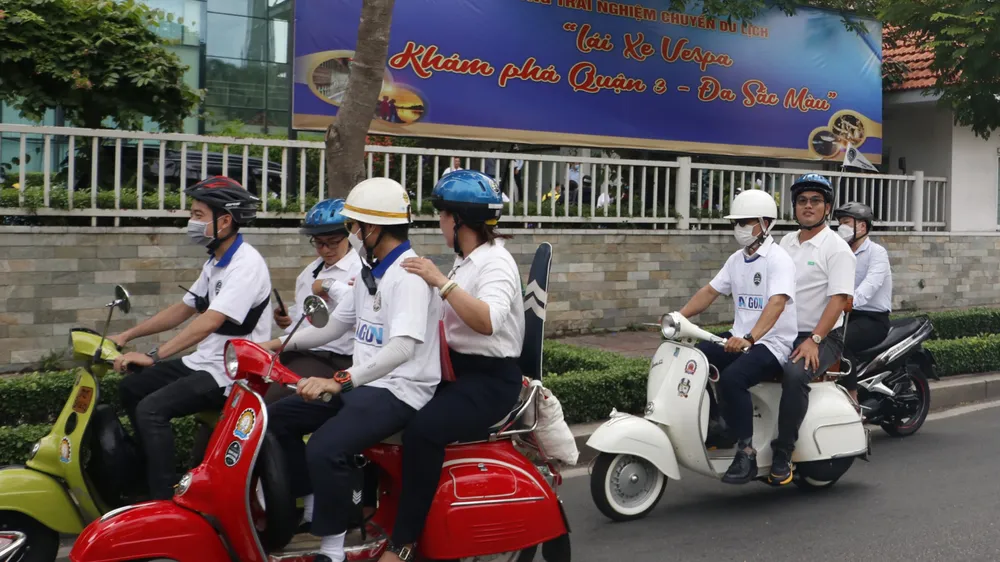 Độc đáo tour “lái xe Vespa khám phá quận 3 đa sắc màu”