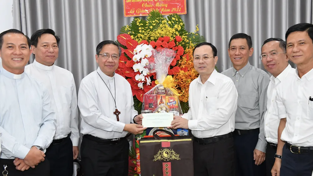 Lãnh đạo TPHCM thăm, chúc mừng cá nhân tiêu biểu dịp Lễ Giáng sinh 2022