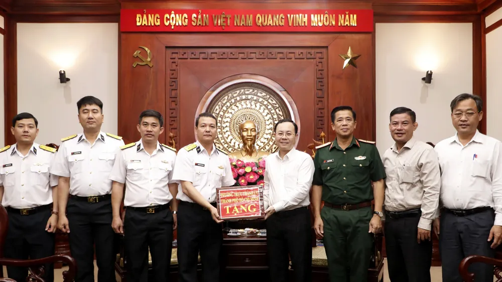 Đồng chí Nguyễn Văn Hiếu tặng quà Lữ đoàn 189 Hải quân
