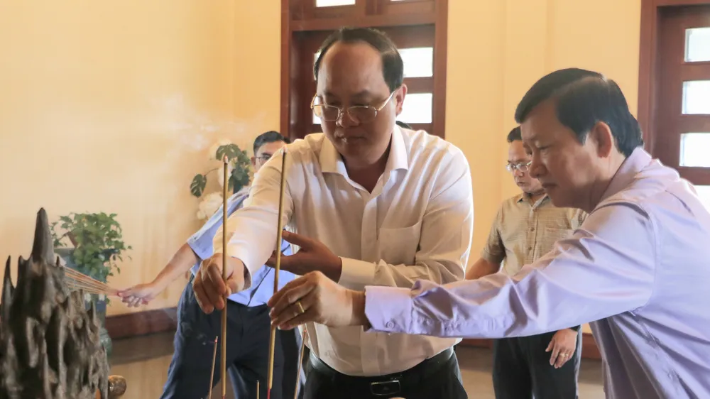 Đồng chí Nguyễn Hồ Hải dâng hương tưởng niệm cố Thủ tướng Võ Văn Kiệt.