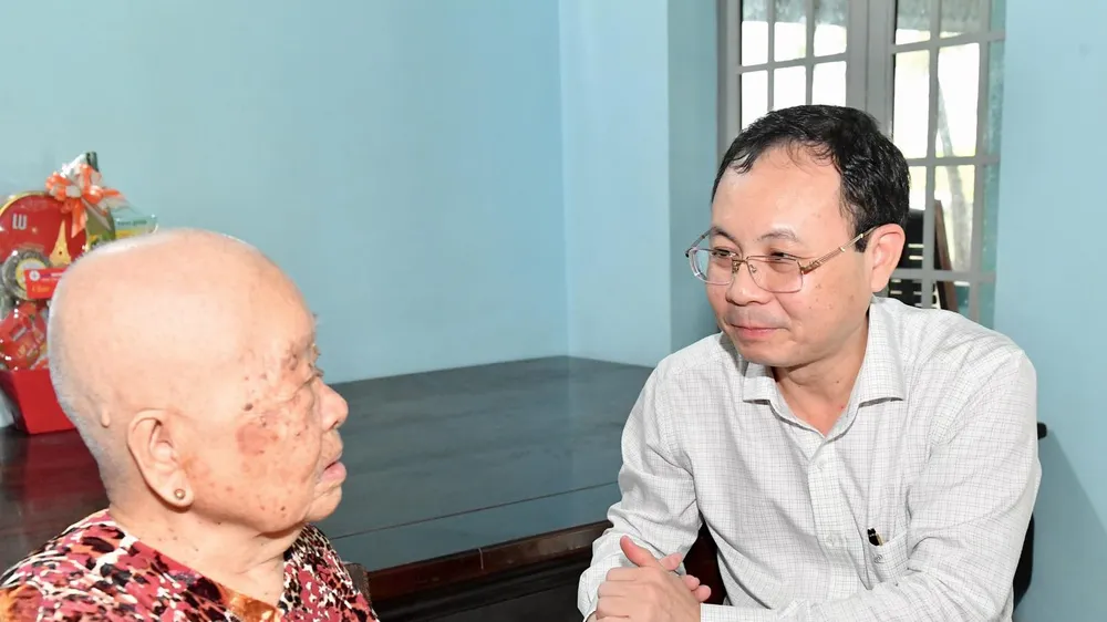 Phó Bí thư Thành ủy TPHCM Nguyễn Văn Hiếu thăm, chúc tết các đơn vị, cá nhân tại Hóc Môn
