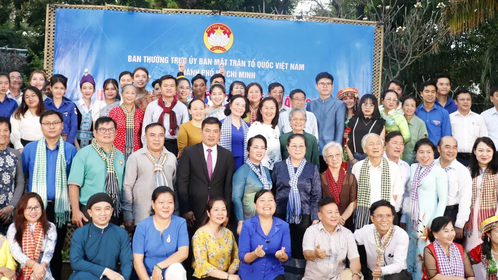 Lan tỏa nét đẹp văn hóa gia đình Việt Nam đến sinh viên Lào, Campuchia
