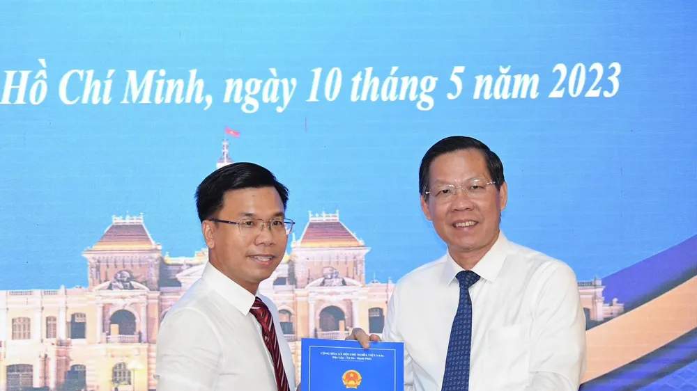 Chủ tịch UBND TPHCM Phan Văn Mãi trao quyết định bổ nhiệm cho ông Phạm Trung Kiên. Ảnh: VIỆT DŨNG