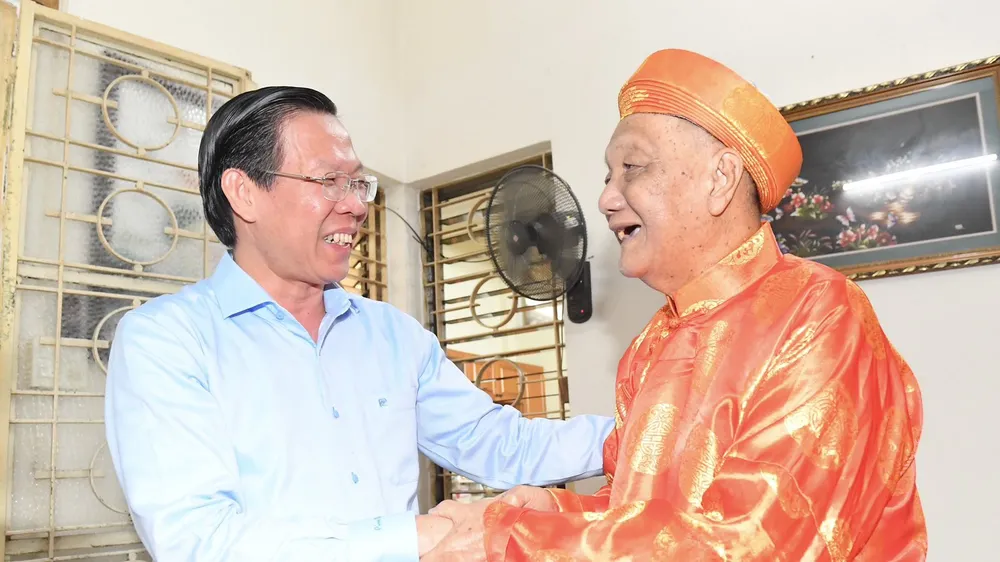 Chủ tịch UBND TPHCM Phan Văn Mãi thăm, chúc thọ cụ Nguyễn Ngọc Thuận. Ảnh: VIỆT DŨNG.
