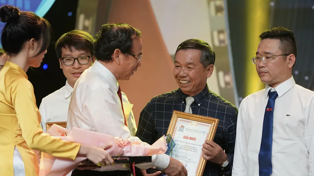 Bí thư Thành ủy TPHCM Nguyễn Văn Nên trao giải Nhất cho nhà báo Phạm Hoài Nam, Báo SGGP. Ảnh: HOÀNG HÙNG