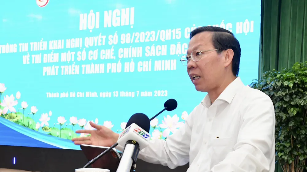 Chủ tịch UBND TPHCM Phan Văn Mãi phát biểu tại hội nghị. Ảnh: VIỆT DŨNG