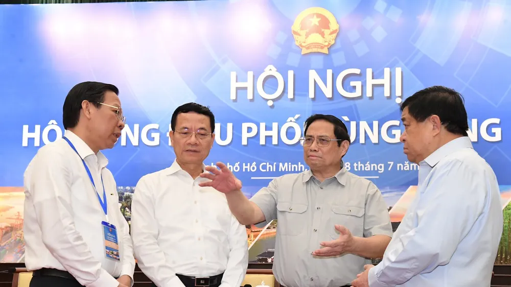 Thủ tướng Chính phủ Phạm Minh Chính trao đổi với các đại biểu tại hội nghị. Ảnh: VIỆT DŨNG