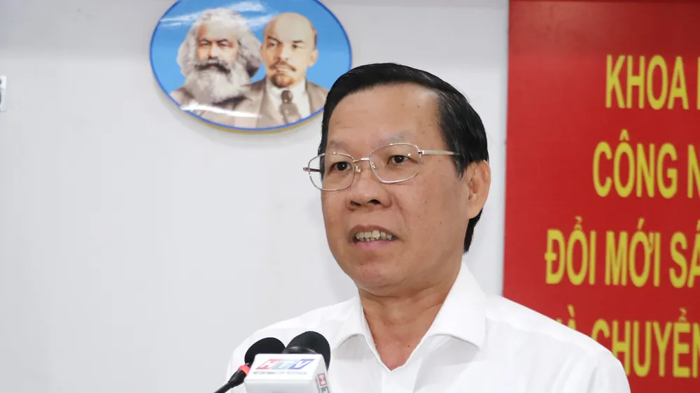 Đồng chí Phan Văn Mãi phát biểu tại hội nghị. Ảnh: NGÔ BÌNH