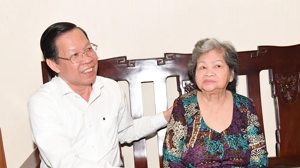 Chủ tịch UBND TPHCM Phan Văn Mãi thăm, tặng quà Mẹ Việt Nam Anh hùng Nguyễn Thị Bê. Ảnh: VIỆT DŨNG