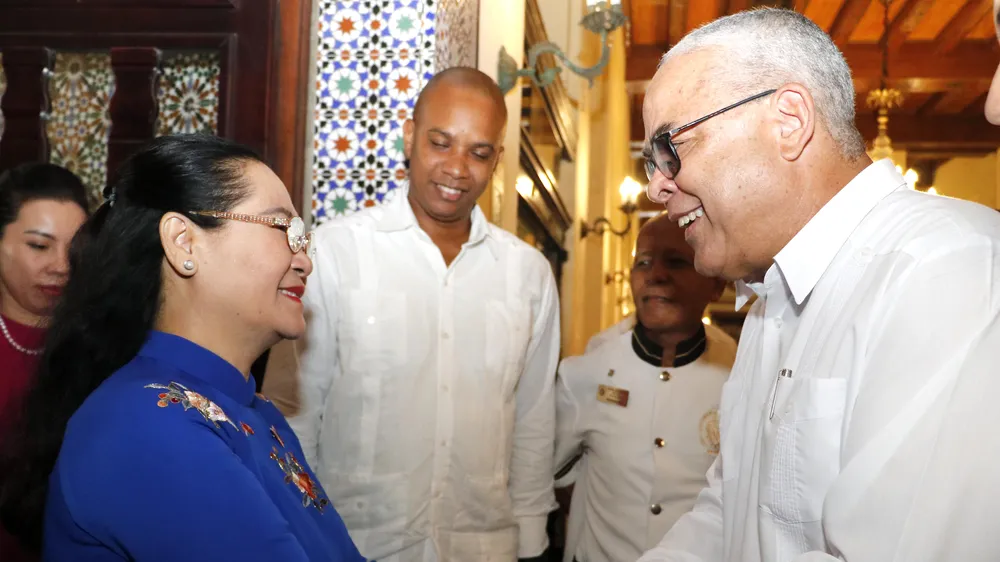 Đồng chí Luis Antonio Torres Iribar vui mừng đón đồng chí Nguyễn Thị Lệ cùng đoàn công tác. Ảnh: NGÔ BÌNH