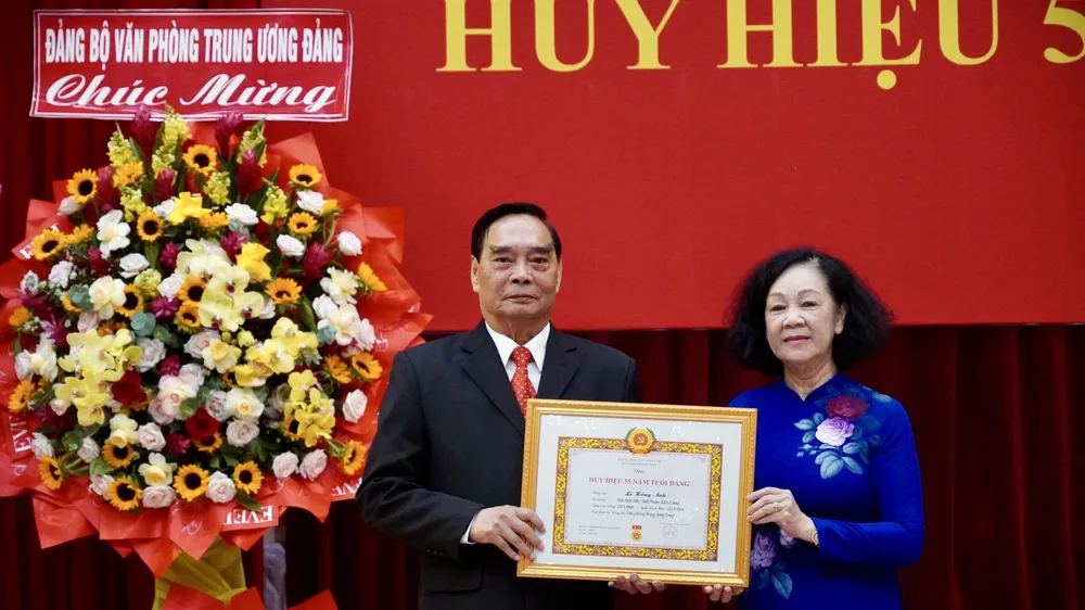 Nguyên Thường trực Ban Bí thư Lê Hồng Anh nhận Huy hiệu 55 năm tuổi Đảng