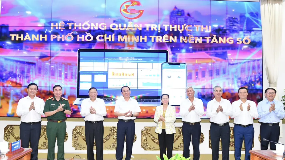 Bí thư Thành ủy TPHCM Nguyễn Văn Nên, Chủ tịch HĐND TPHCM Nguyễn Thị Lệ cùng các đại biểu "khởi động" hệ thống quản trị thực thi TPHCM trên nền tảng số. Ảnh: VIỆT DŨNG