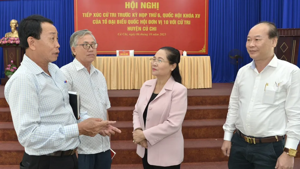 Chủ tịch HĐND TPHCM Nguyễn Thị Lệ trao đổi cùng cử tri và lãnh đạo huyện Hóc Môn tại buổi tiếp xúc. Ảnh: CAO THĂNG