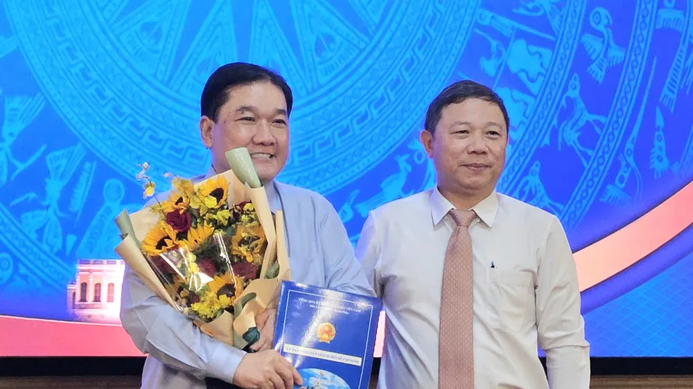 Phó Chủ tịch UBND TPHCM Dương Anh Đức trao quyết định đến ông Trương Đức Hùng. Ảnh: NGÔ BÌNH