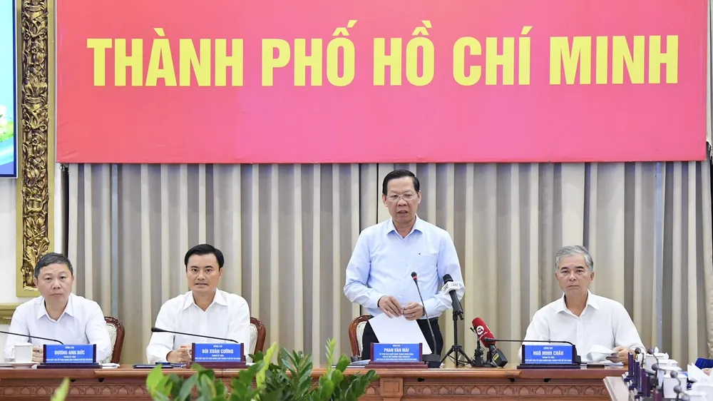 Đồng chí Phan Văn Mãi phát biểu tại phiên họp tình hình kinh tế - xã hội tháng 10-2023. Ảnh: VIỆT DŨNG