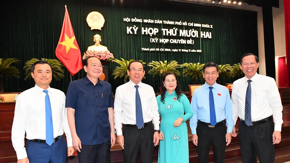 Bí thư Thành ủy TPHCM Nguyễn Văn Nên, Chủ tịch UBND TPHCM Phan Văn Mãi, Chủ tịch HĐND TPHCM Nguyễn Thị Lệ tại kỳ họp. Ảnh: VIỆT DŨNG