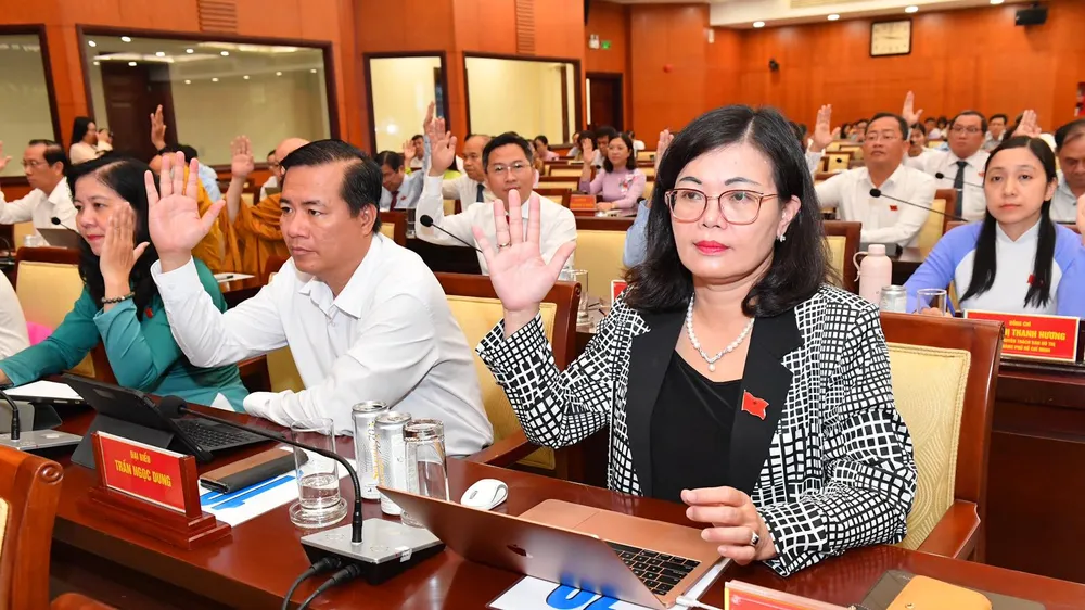 Đại biểu HĐND TPHCM biểu quyết tại kỳ họp thứ 12, ngày 11-11-2023. Ảnh: VIỆT DŨNG
