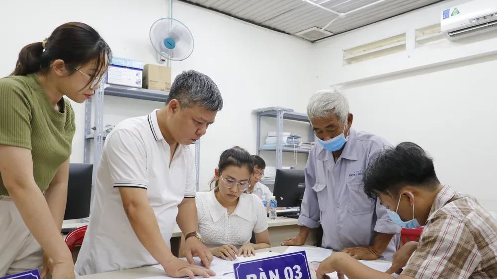 Người dân huyện Hóc Môn làm thủ tục bàn giao mặt bằng dự án đường Vành đai 3. Ảnh: NGÔ BÌNH