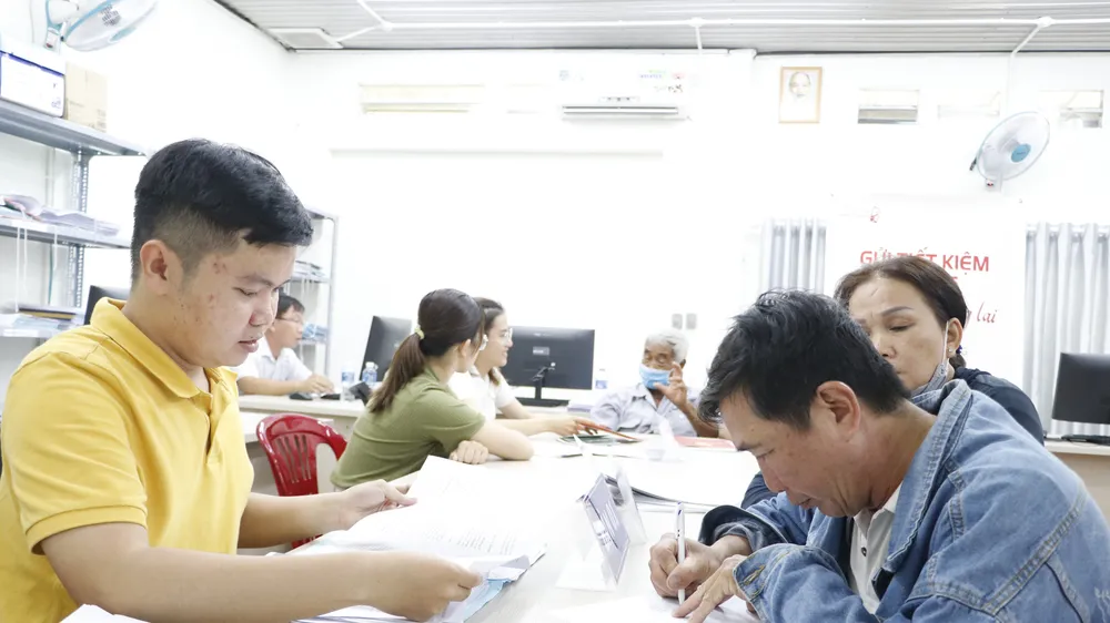 Người dân huyện Hóc Môn làm thủ tục bàn giao mặt bằng dự án đường Vành đai 3