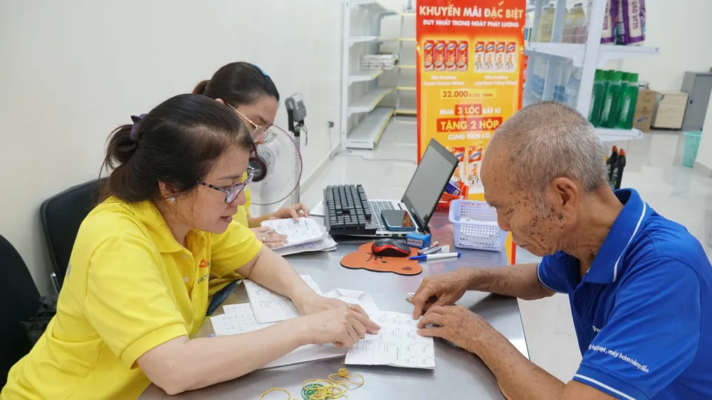 Nhân viên bưu điện chi trả lương hưu cho người hưởng