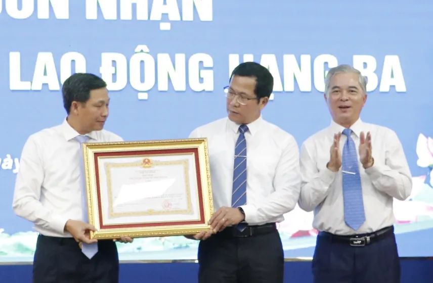 Quận 12 đón nhận Huân chương Lao động hạng Ba