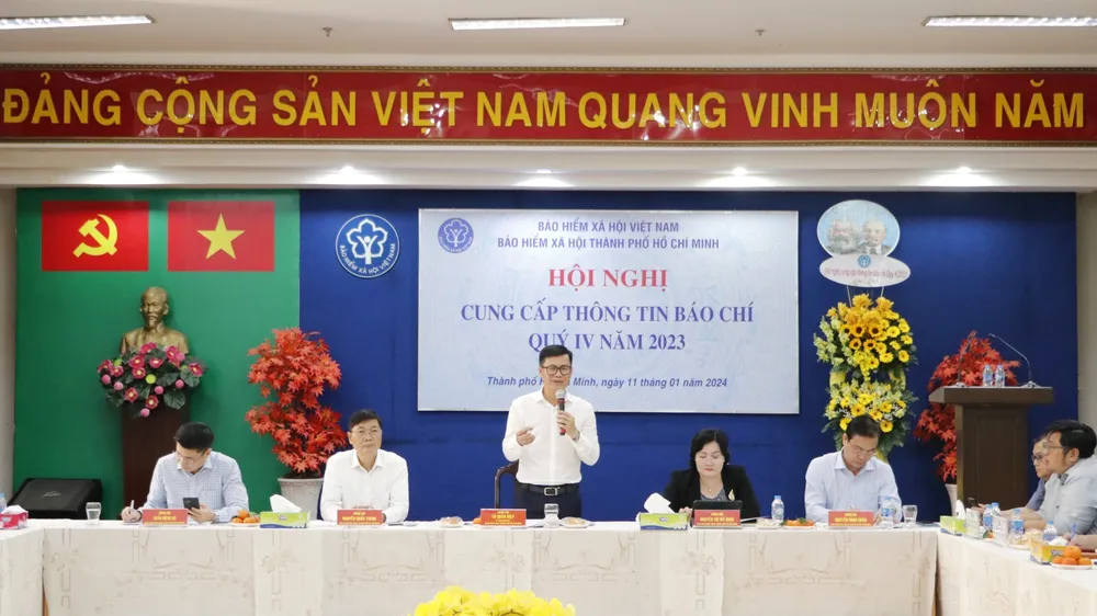 Giám đốc BHXH TPHCM Lò Quân Hiệp thông tin tại hội nghị