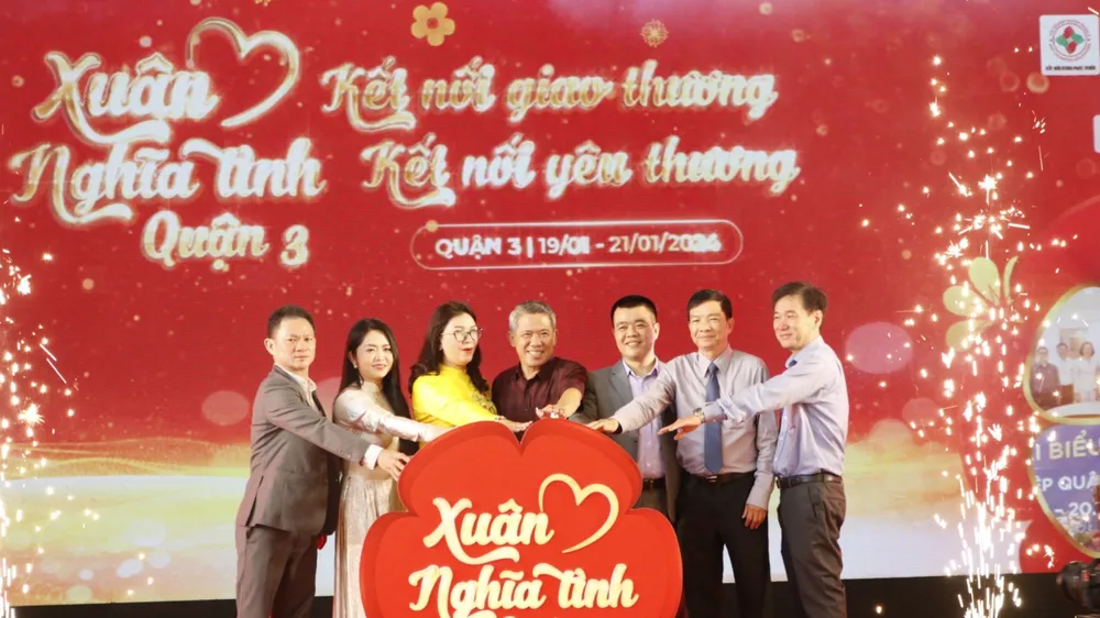 Lãnh đạo quận 3 ấn nút khai mạc hội chợ