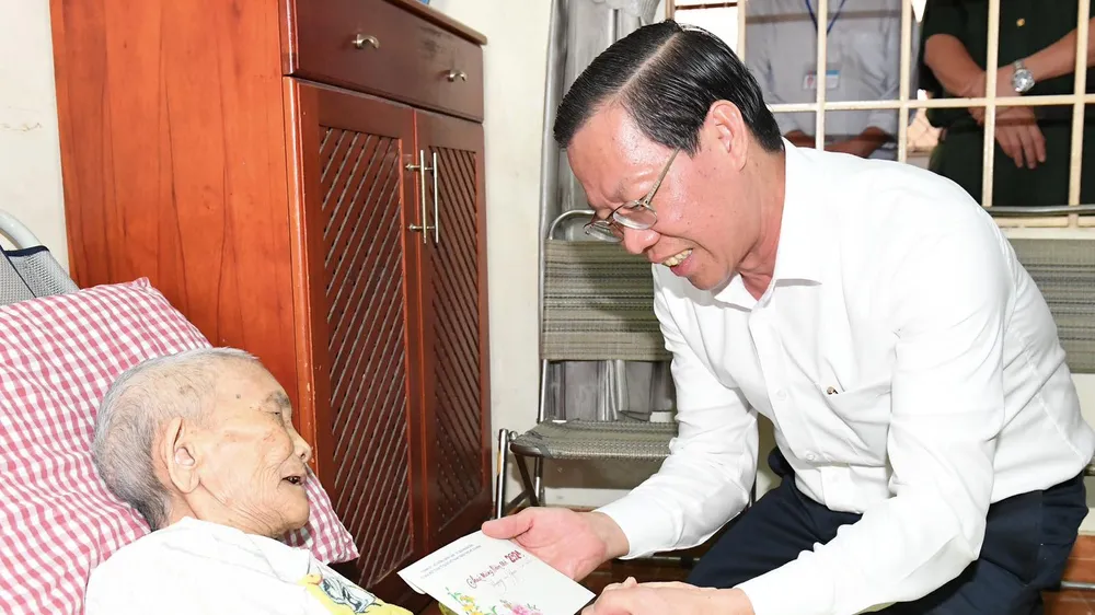 Chủ tịch UBND TPHCM Phan Văn Mãi thăm, chúc tết các đơn vị, cá nhân