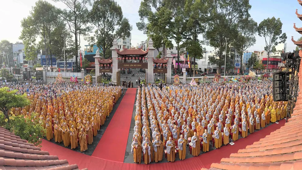 Hàng ngàn tăng ni, phật tử tham dự Đại lễ Phật đản Phật lịch 2568 tại Việt Nam Quốc Tự