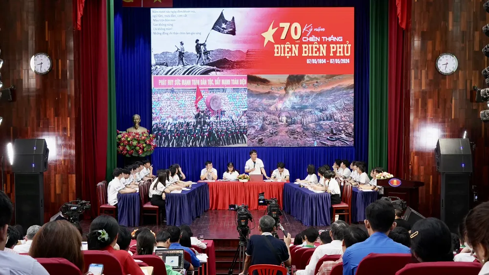 Quan tâm tạo nguồn cấp ủy có trình độ năng lực lãnh đạo đảng viên là sinh viên