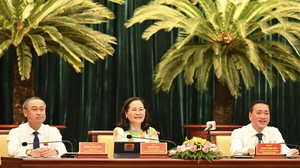 Thường trực HĐND TPHCM chủ tọa kỳ họp. Ảnh: VIỆT DŨNG
