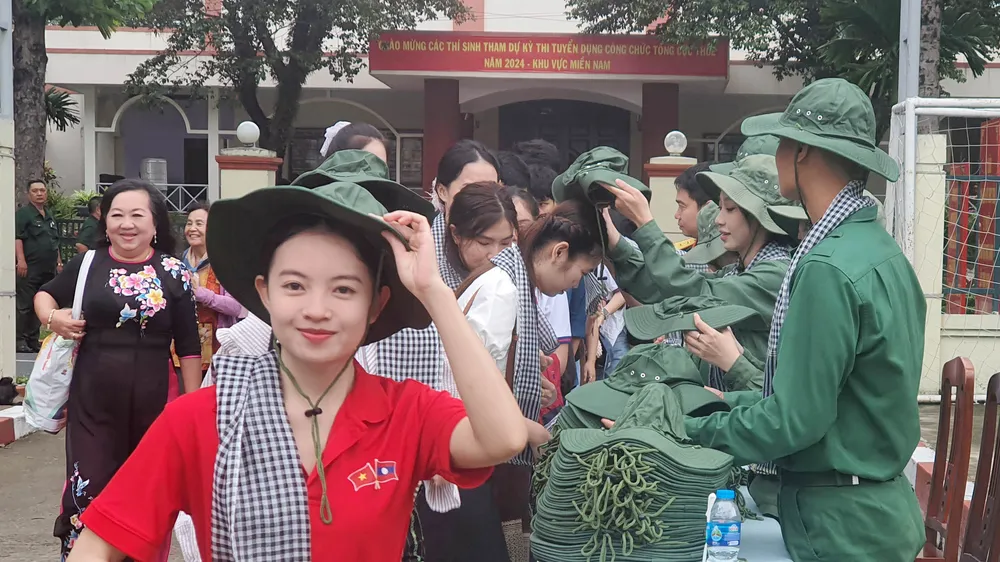 Sinh viên Lào, Campuchia giao lưu cùng học viên Trường Quân sự Quân khu 7