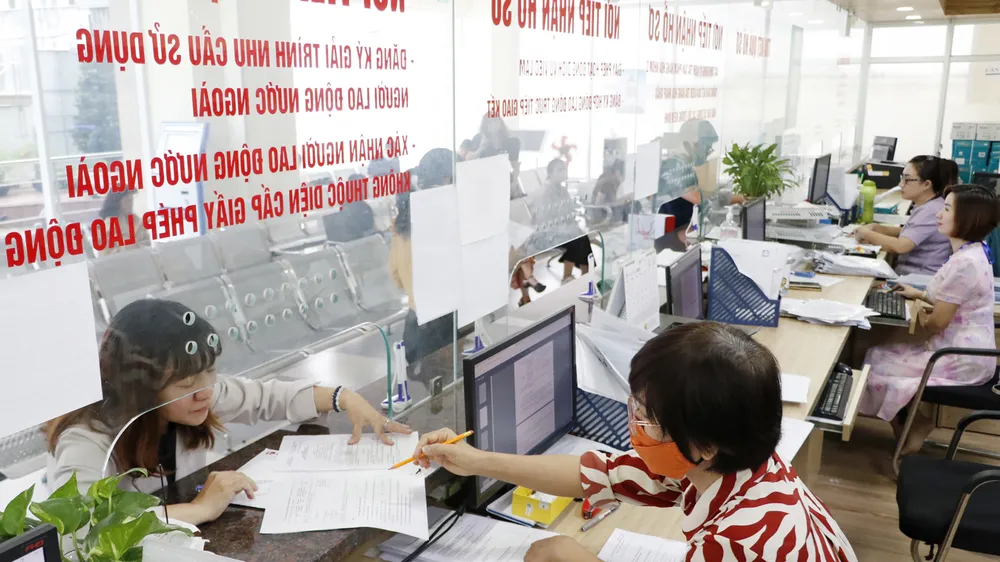 Công chức Sở LĐTB-XH TPHCM hướng dẫn người dân, doanh nghiệp thực hiện thủ tục hành chính