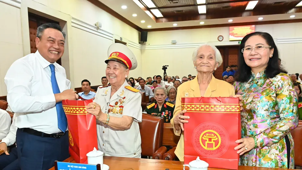 Đoàn đại biểu TP Hà Nội tặng quà người có công tiêu biểu của TPHCM